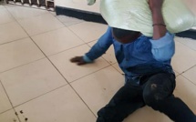 Incroyable: Un voleur de sac se retrouve collé à son butin sur sa tête (Vidéo)