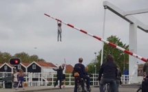 Une gamine suspendue à une barrière à 8 m du sol !