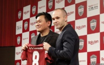 Iniesta accueilli par des milliers de supporteurs à Kobe au Japon