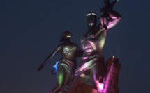 INSOLITE À OUAKAM : Le monument de la Renaissance éclairé 24h/24, les populations dans le noir