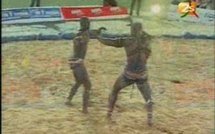 [ V I D E O ] Gouy Gui impose sa force et terrasse Mbaye Diouf