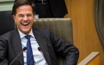 Ce geste d’humilité du Premier ministre néerlandais salué par le monde entier (Vidéo)