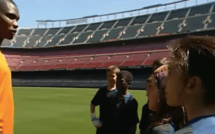 Diao Baldé Keïta à l’âge de 10 ans recevant les conseils de Samuel Eto’o en 2005