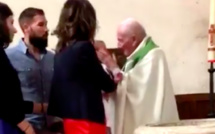 Le prêtre qui a giflé un bébé, suspendu: "J'espérais le calmer"