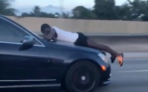 Etats-Unis - Dispute au téléphone: elle au volant, lui sur le capot
