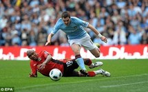 Une bouteille jetée à El Hadji Diouf par les supporters de Manchester City : Le sénégalais a été ensuite copieusement hué