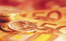 Une célèbre animatrice dans de sales Draps