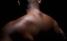 [ AMOURS INSOLITES ] Les célibataires souffriraient plus du dos et dormiraient moins bien