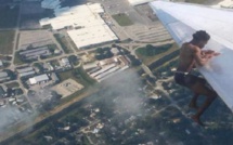 VIDEO - Intox : le "migrant africain" qui atterrit aux Etats-Unis accroché à l'aile d'un avion, est en fait américain