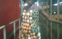 APRÈS 19 ANS SANS DÉFILER SUR UN PODIUM : Asor, une styliste ghanéenne signe un chef-d’œuvre avec des oeufs de poule