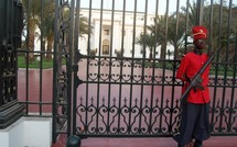 ENCORE UNE TENTATIVE DE SUICIDE SPECTACULAIRE : Un taximan cogne la porte centrale des grilles du Palais de Wade