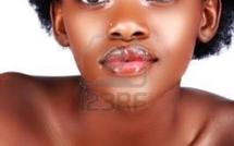 Les jeunes filles adoptent la mode lentilles : «Pour porter des lentilles, il y a des examens préalables qu'il faut faire» selon le Dr. Boubacar Sarr