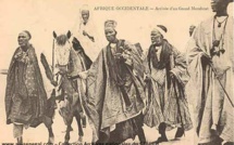 Carte postale Sénégal : Un grand marabout à cheval avec ses disciples