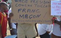 Des milliers de Sénégalais protestent contre la troisième candidature du président Wade