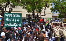 Des milliers de manifestants s'opposent au président Wade