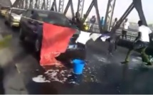 VIDEO-Découvrez pourquoi cet homme lavait son linge sale sur le Pont Faidherbe