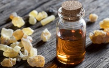 Pensez à l’huile essentielle d’encens en cas de rides, morsures d’insecte ou cicatrices