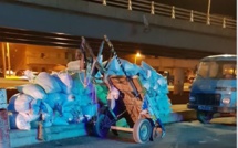 Une charrette de foin et un camion encombrent le nouveau pont surplombant Yengoulène