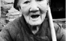 Une femme chinoise surprise par la croissance sur son front d’une corne