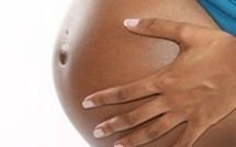 Le gardien de la maison enceinte la fille et la femme de son patron