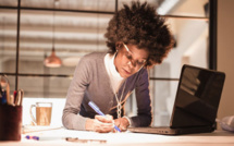 Travailler plus de dix heures par jour de façon prolongée augmente le risque d'Avc