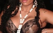 Photo : La poitrine hot, sexy et pimpante de Betty Fall