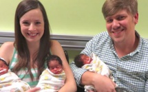 Une maman donne naissance à 3 bébés noirs, puis le papa regarde de plus près et éclate en sanglots