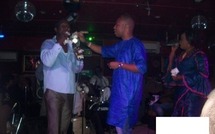 Paco Jackson offre 600 000F à Salam sur scène au Casino et gagne le concours "mayé khaliss"