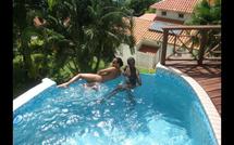 Photo : L'homosexuel Babacar Ndiaye et son amant dans la piscine