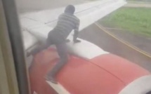 VIDEO - Un homme arrêté sur l’aile d’un avion, peu avant le décollage