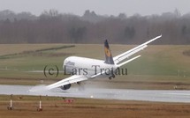 Atterrissage réussi pour un avion sans roues avant