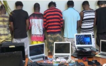 VIDEO - Cybercriminalité: 18 Nigérians arrêtés avec 250 ordinateurs, des faux passeports et des cartes bancaires à Ouakam