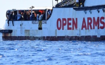 VIDEO - Le navire Open Arms toujours bloqué en mer, des migrants se jettent à l'eau