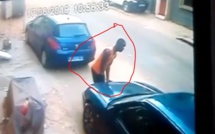 VIDEO - Caméra de surveillance: Un voleur de batterie de voiture pris en flagrant délit