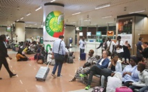 PHOTOS - AIBD : Une passerelle fissure un réacteur d’un avion de la Royal Air Maroc, les passagers abandonnés à leur sort
