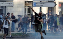 Manifestations de protestation au sommet du G7... Jets de grenades...
