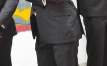 (Les Clichés de Leral.net) Issiar Dia et sa sandale au Palais de la République