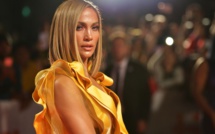 Agressée sur le tapis rouge pour son amour de la fourrure, Jennifer Lopez reste de marbre