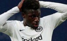 Un joueur de Francfort poursuit sa mère en justice pour des maillots