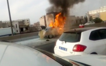 VIDEO - Une voiture prend feu sur l’autoroute à péage