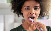 HYGIÈNE: pourquoi se brosser la langue peut être dangereux pour la santé ?