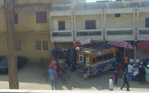 Arrêt sur image! Un car rapide fou fonce sur un commerce...