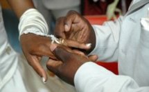 Un remariage pas comme les autres : Son avocat lui remet la bague au doigt après l’avoir aidé à divorcer