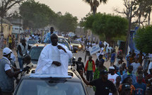 Dernière minute: Idrissa Seck descend de son véhicule, la foule le suit, il marche vers la place de l'Indépendance