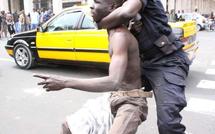 Un manifestant malmené par les policiers