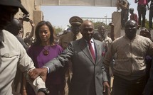 [Vidéo] Présidentielle 2012: Me Wade copieusement hué chez lui au Point E