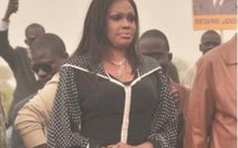Insolite DIOUMA DIENG DIAKHATE NE SAIT PAS COMMENT VOTER : La candidate des chômeurs du Sénégal prend l’isoloir pour l’urne
