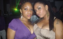 La vidéo girl Betty Fall garde toujours son piercing entre les seins