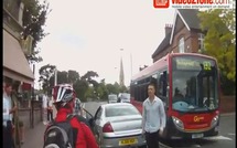 Un chauffeur impatient tabasse un cycliste