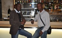 Bara Gaye dans un bar...